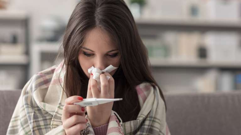 Ενας θάνατος και 14 νοσηλείες στη ΜΕΘ λόγω γρίπης