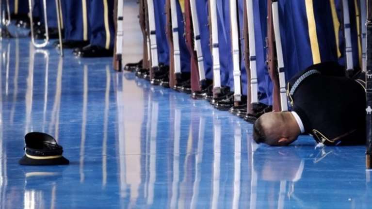 Ανδρας της Τιμητικής Φρουράς σωριάστηκε μπροστά στον Ομπάμα φωτό