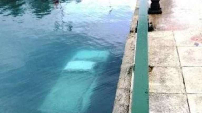 Βουτιά... αυτοκινήτου στο λιμάνι της Λευκάδας - Σώος ο οδηγός