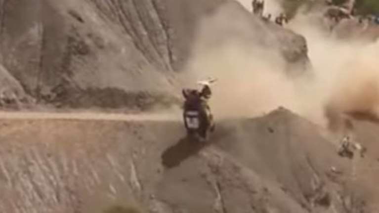 Σε γκρεμό έπεσε με το αυτοκίνητό του ο Κάρλος Σάινθ στο ράλι του Ντακάρ