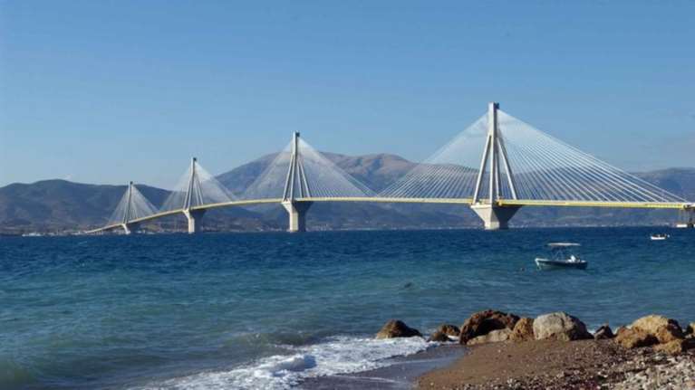 Έκλεισε η γέφυρα Ρίου-Αντιρρίου για λόγους ασφάλειας εξαιτίας του χιονιά