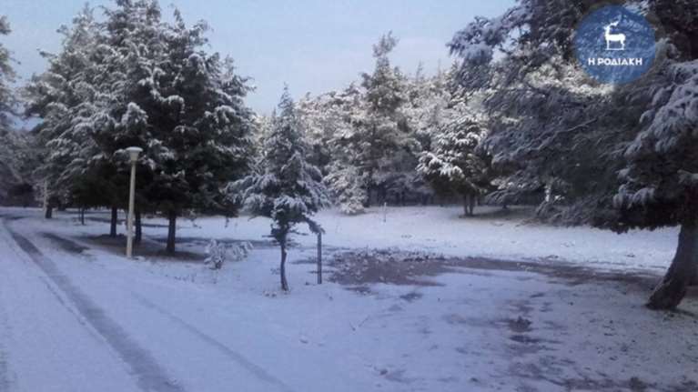 Στα  λευκά «ντύθηκε» η Ρόδος- Δείτε εικόνες