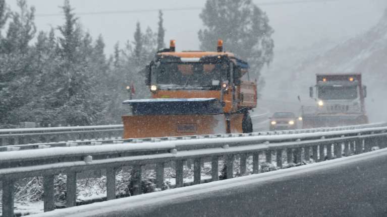 Προβλήματα σε όλη την Ελλάδα από την &quot;επέλαση&quot; του χιονιά