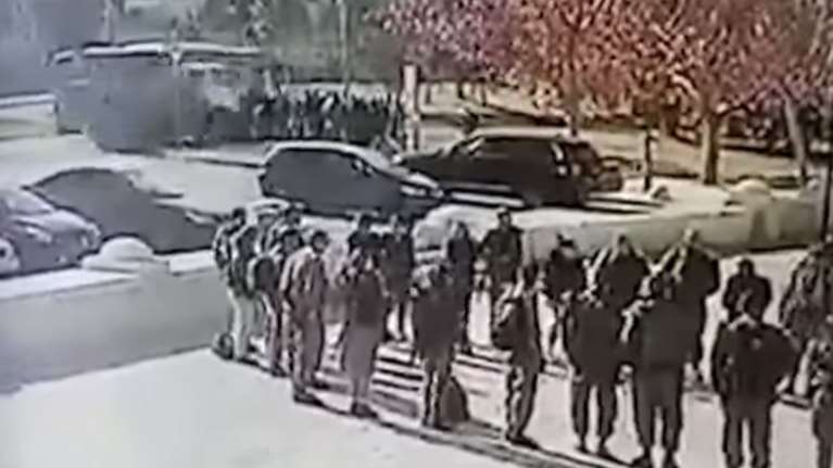 Η στιγμή που το φορτηγό πέφτει πάνω σε πεζούς στην Ιερουσαλήμ