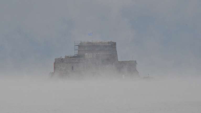 "Εβρασε" η θάλασσα στο Ναύπλιο εν μέσω κύματος ψύχους