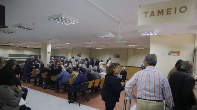 Φόροι και εισφορές «κλέβουν» το 60-70% του εισοδήματος μας