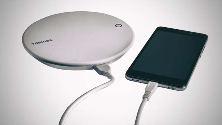 Ο νέος σκληρός δίσκος της Toshiba φορτίζει το κινητό και κάνει back-up μαζί