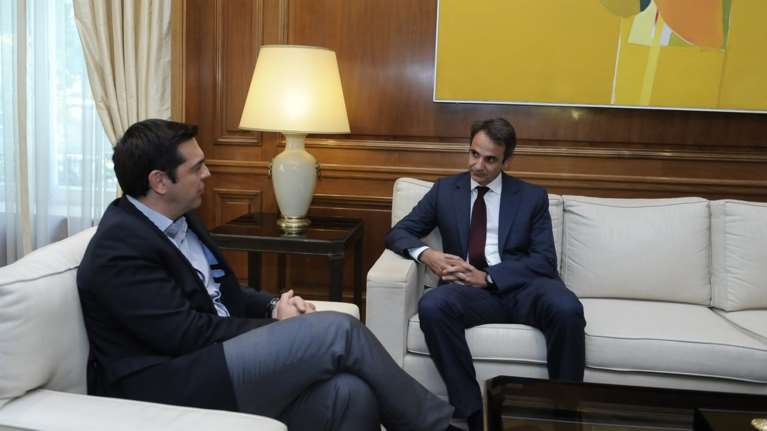 Οι χαλαροί διάλογοι Τσίπρα-Κυριάκου για τις διακοπές των Χριστουγέννων