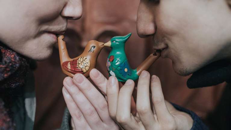 Τελικά, το έξυπνο πουλί από τη μύτη πιάνεται, ή όχι;