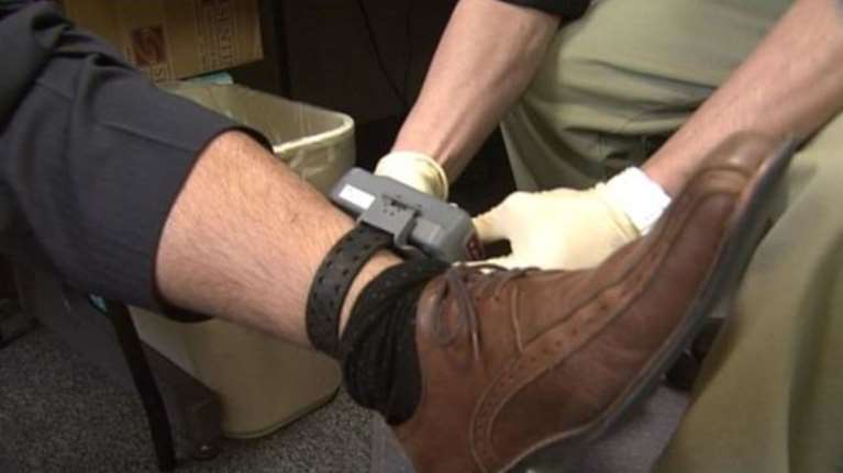 Γερμανός υπουργός προτείνει βραχιολάκι για επικίνδυνους μετανάστες