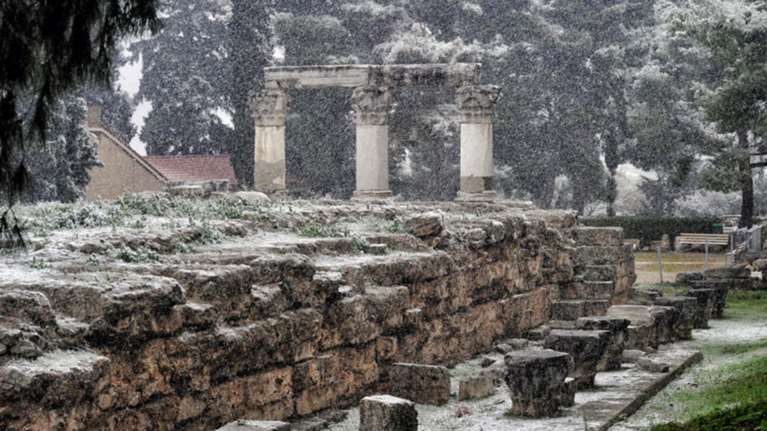 Τα μνημεία της Ελλάδας στα λευκά