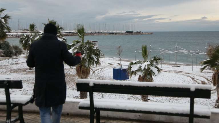 Οι ασυνήθιστες εικόνες της Αθήνας που «ξύπνησε» στα λευκά