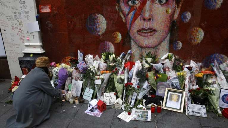 Ενας χρόνος χωρίς τον David Bowie. Συγκινητικό προσκύνημα στο Λονδίνο