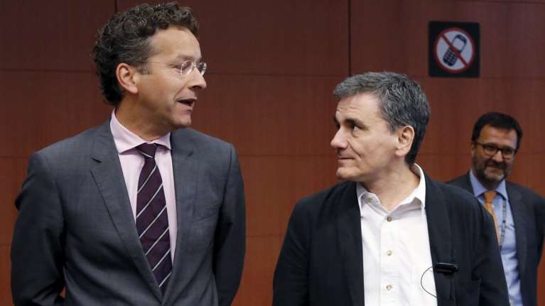 Οπισθεν ολοταχώς: «Κόφτης» σε αφορολόγητο και συντάξεις