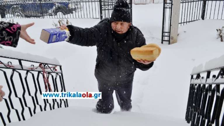 Ο φούρναρης-ήρωας που διένειμε ψωμί με μισό μέτρο χιόνι στη Φωτάδα Τρικάλων