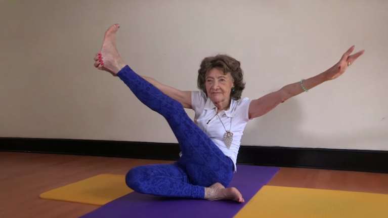 Η γηραιότερη δασκάλα γιόγκα είναι 98 ετών και διδάσκει ακόμα-τα μυστικά της