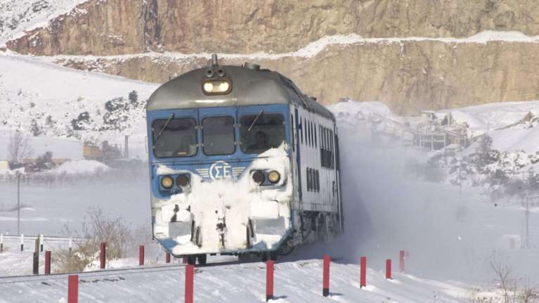 Πολύωρη ταλαιπωρία για επιβάτες τεσσάρων τρένων στα χιόνια