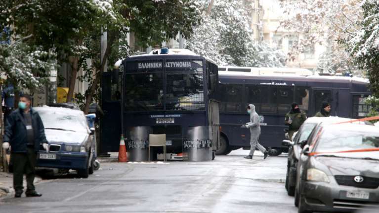 Η «Επαναστατική Αυτοάμυνα» έκανε τη φονική επίθεση στα ΜΑΤ: Μίλησε το όπλο