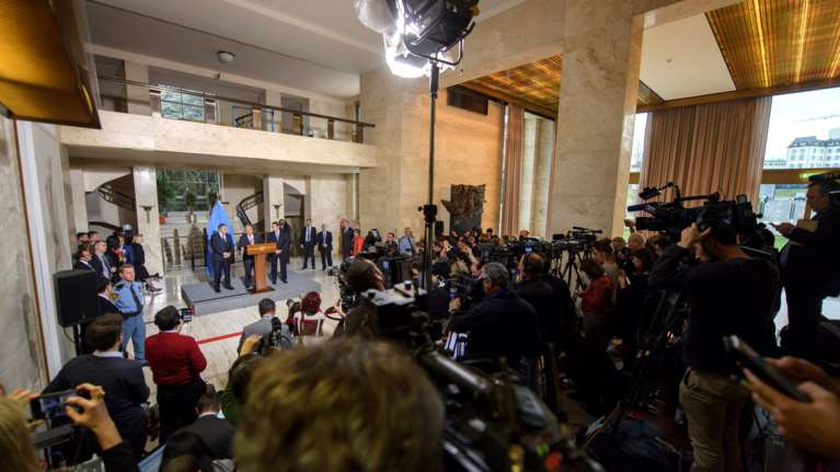 Δεκάδες δημοσιογράφοι στο Παλάτι των Εθνών στη Γενεύη