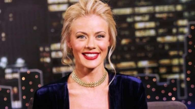 Ζέτα Μακρυπούλια: Έκανε την πρώτη βουτιά - Ποζάρει με το μπικίνι της στην παραλία