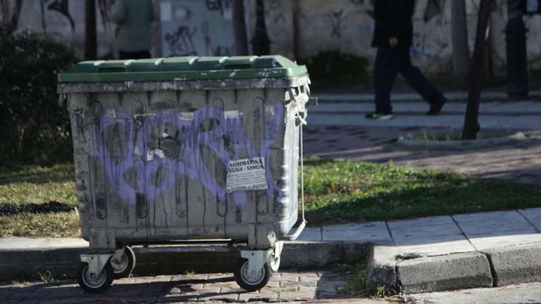 Με ίχνη στραγγαλισμού ο 70χρονος που βρέθηκε σε κάδο απορριμάτων στη Δάφνη