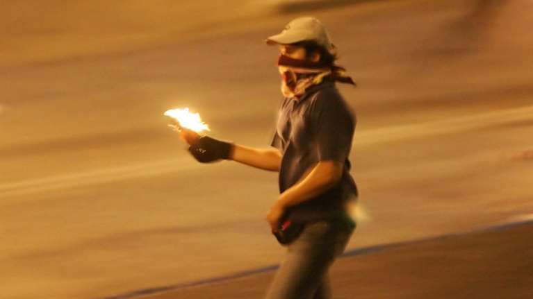 20χρονος πέταξε μολότοφ σε αστυνομικό τμήμα αλλά τον έπιασαν