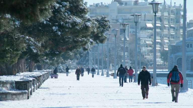Απελπισία: Χωρίς νερό για δεύτερη μέρα, βράζουν το χιόνι οι Βολιώτες