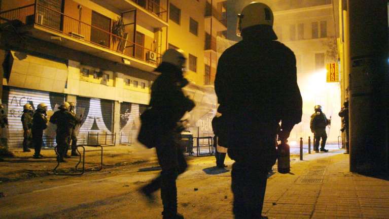 Επιθέσεις με μολότοφ στο Πολυτεχνείο και στα γραφεία του ΠΑΣΟΚ