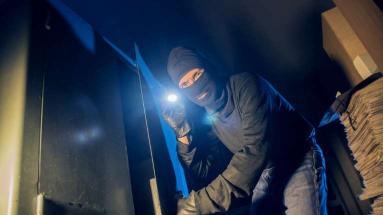 Διέρρηξε τρεις επιχειρήσεις και δύο οχήματα σε ένα διήμερο