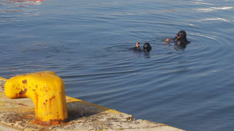 Δύτες του Λιμενικού αναζητούν το ΙΧ που έπεσε στο λιμάνι