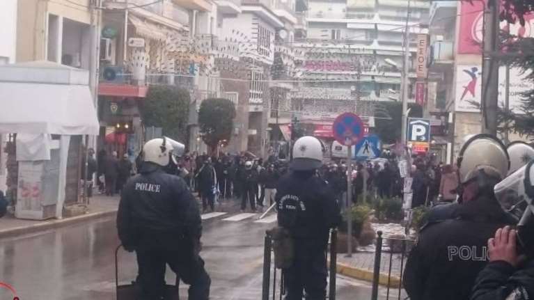 Μάχες στο κέντρο της Βέροιας σε εγκαίνια γραφείων της Χ.Αυγής