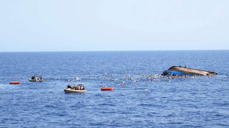 Οκτώ νεκροί σε ναυάγιο με 107 μετανάστες βόρεια της Λιβύης