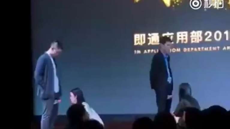 Ρεσιτάλ χυδαίου σεξισμού με προσομοίωση στοματικού σεξ σε συνέδριο video