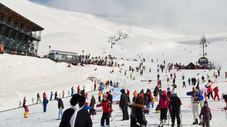 Συνωστισμός και απίστευτες ουρές στο χιονοδρομικό του Παρνασσού