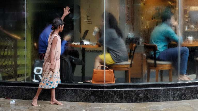 Oxfam: Oκτώ κροίσοι κατέχουν τόσο πλούτο όσο η μισή ανθρωπότητα