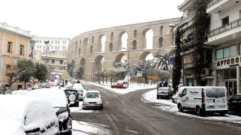 Χιόνια ξανά στη Β. Ελλάδα, σφοδρή χαλαζόπτωση στα δυτικά