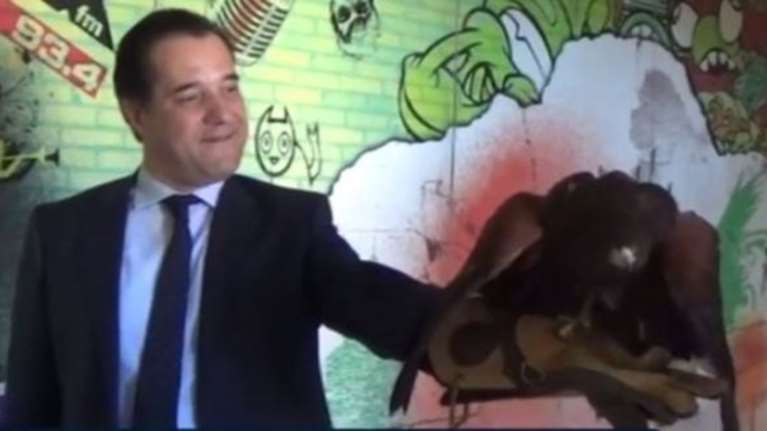 Όταν ο Άδωνις τάισε οn camera την ...γερακίνα Μπουμπού