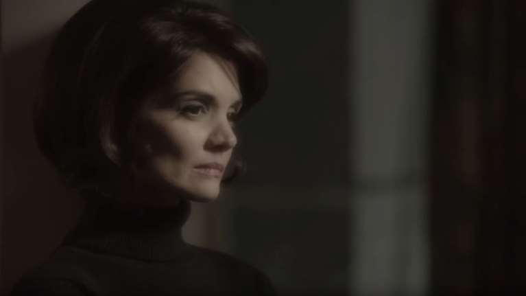 H Kέιτι Χολμς είναι η Τζάκι Κένεντι: Δείτε το πρώτο τρέιλερ της ταινίας