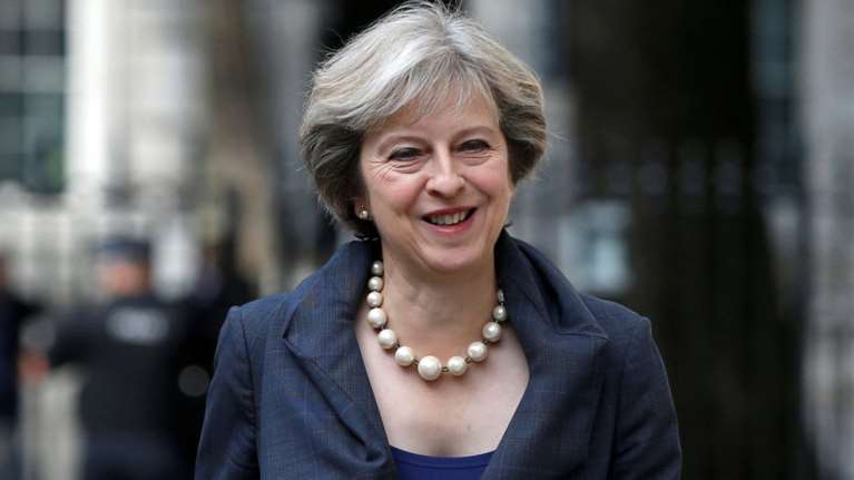 Η Τερέζα Μέι πόζαρε στο φακό της Ανι Λίμποβιτς για την Vogue