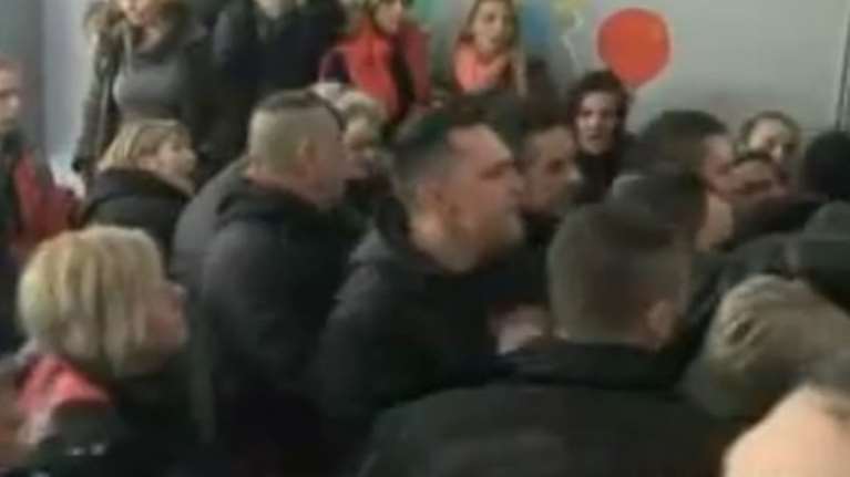 Η στιγμή της εισβολής των Χρυσαυγιτών στο σχολείο του Περάματος - Βίντεο