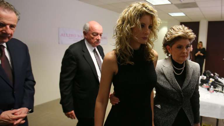 Ποια είναι η Ελληνοαμερικανίδα Σάμερ Ζερβός που μηνύει τον Ντόναλντ Τραμπ