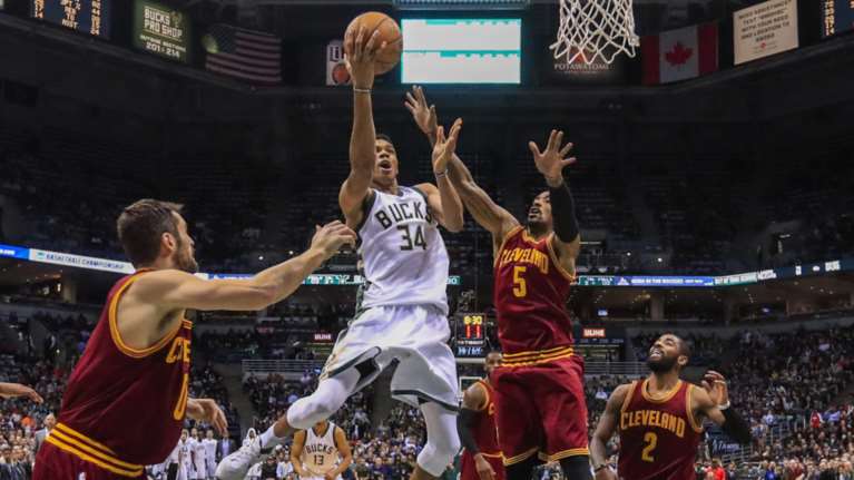 O Mάτζικ Τζόνσον αποθεώνει τον Γιάννη Αντετοκούνμπο