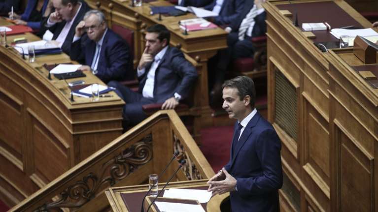 Σφυροκόπημα στη Βουλή για τον ΔΟΛ, τη διαπλοκή και τις εκλογές