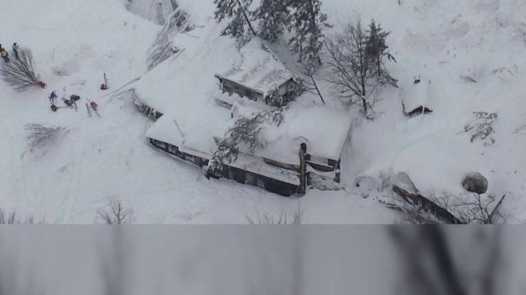 Ιταλία: Χιονοστιβάδα καταπλάκωσε ξενοδοχείο, φόβοι για 30 νεκρούς