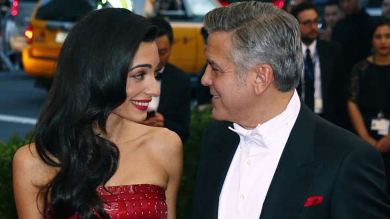 Το InTouch αποκαλύπτει το φύλο των διδύμων που περιμένει η Αμάλ Κλούνεϊ