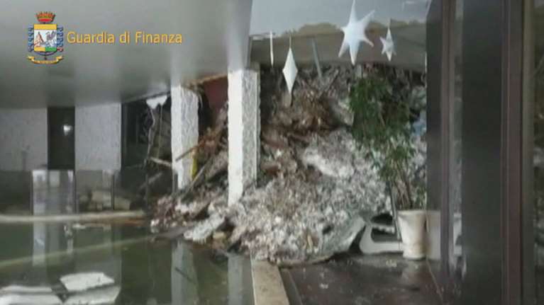 Ερήμωση μέσα στο Rigopiano Hotel που θάφτηκε στο χιόνι - Βίντεο