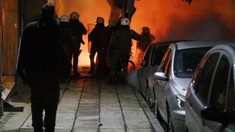 Επίθεση στα ΜΑΤ στην Αγ. Δημητρίου στη Θεσσαλονίκη