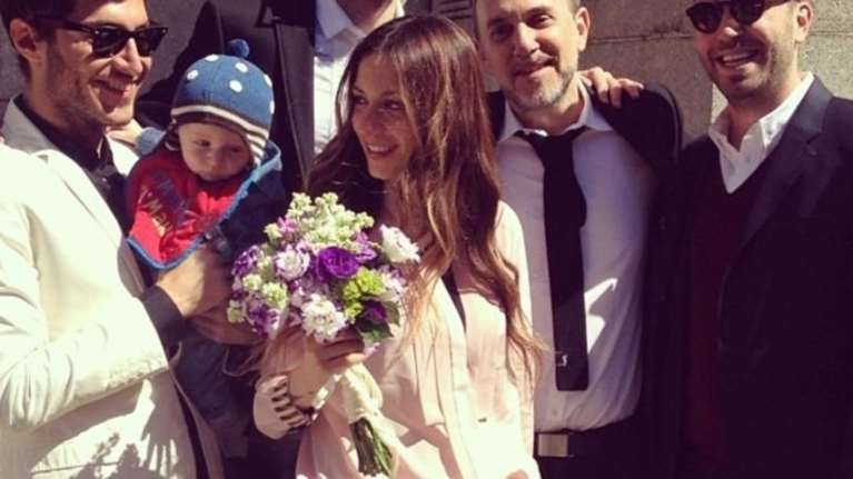 Η ανατρεπτική Σοφία Καρβέλα εξηγεί γιατί παντρεύτηκε φορώντας κοστούμι