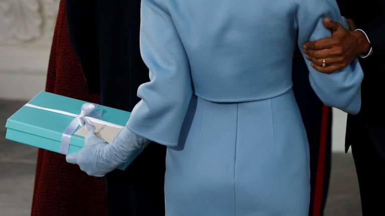 To περίεργο γαλάζιο κουτί που έκανε βόλτες στα χέρια Τραμπ-Ομπάμα [Εικόνες]