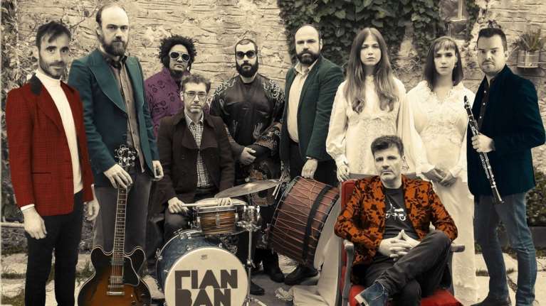 Ο Φοίβος Δεληβοριάς στήνει ένα κυριακάτικο γλέντι στο Hotel Ερμού